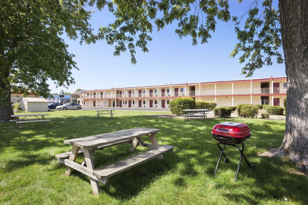 Days Inn by Wyndham Champaign Urbana - photo 15
