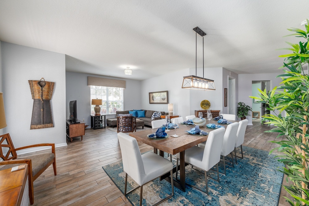 La Vista Lakeview Deluxe 3 Bedroom Condo by RedAwning — 4-Star Luxury Hotel in Orlando, United States