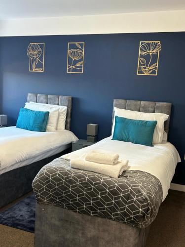 4 Beds 2 Bath Lift Refurbished Monthly Discounts — 4-Star Luxury Hotel in Basingstoke, United Kingdom