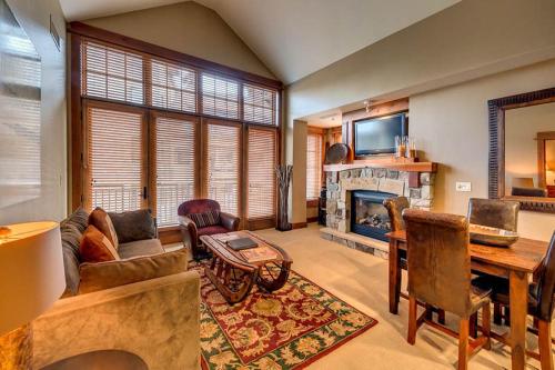 Catamount Lodge 411 by East West Hospitality — 4-Star Luxury Hotel in Truckee, United States