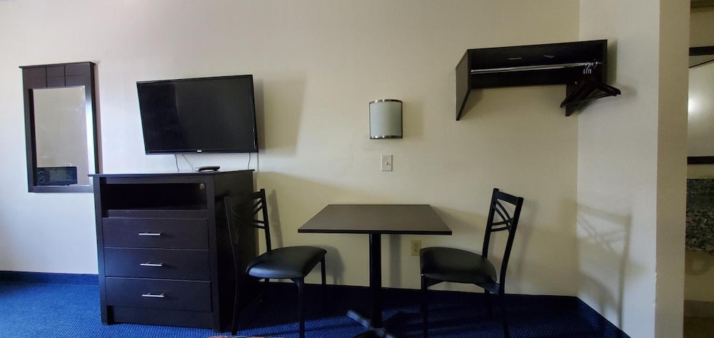 Plano Inn & Suites - photo 22