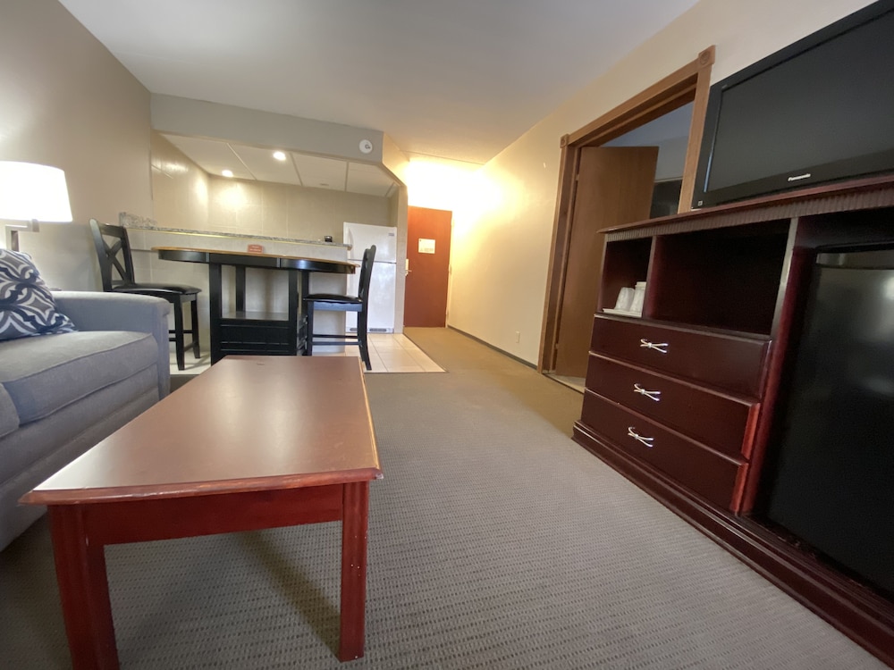 Clarion Inn & Suites Grand Rapids Airport - photo 48