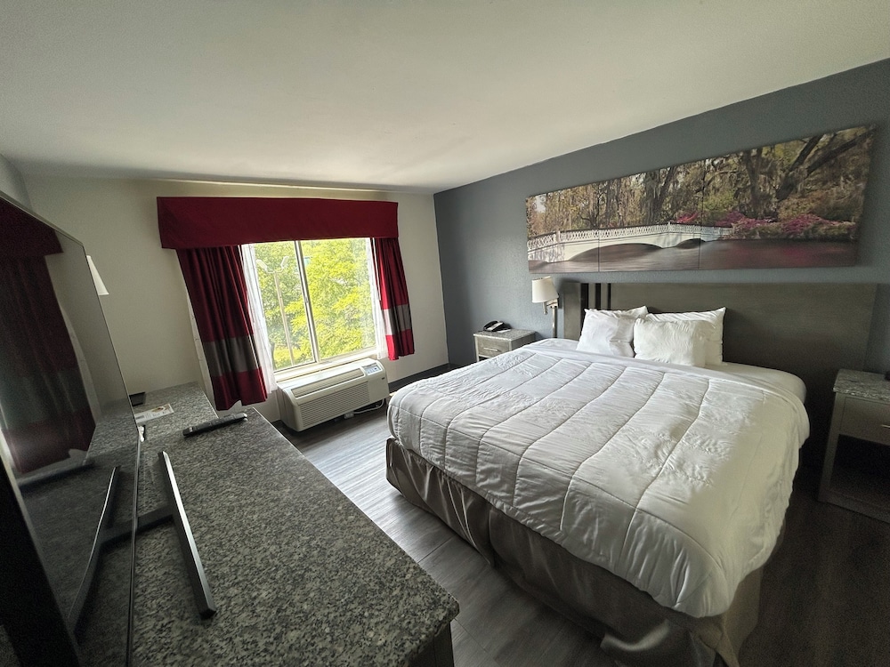 Clarion Pointe Greensboro Coliseum Area - photo 14