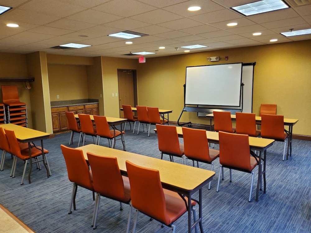 Holiday Inn Express & Suites Mattoon by IHG - photo 25