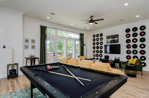 3bd Rooftop Movie Theater BBQ Retro Music Theme Downtown 8mins in Houston, United States