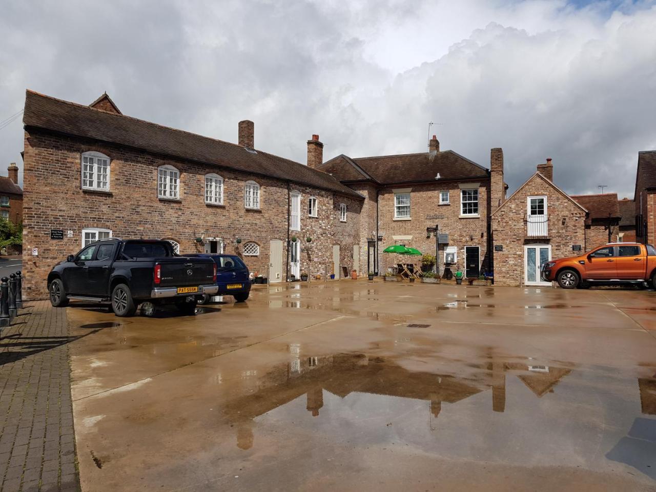 Cherry Tree Studio — 4-Star Luxury Hotel in Telford, United Kingdom