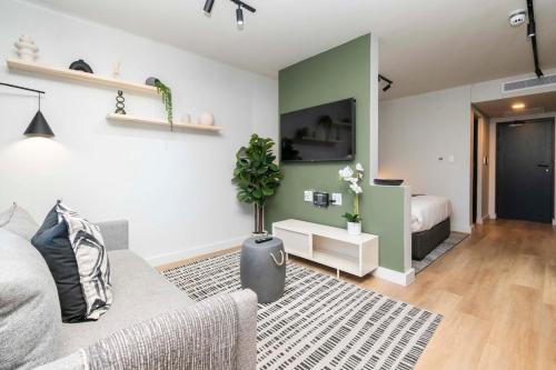 Stylish Studio in The Tokyo Rooftop Pool & Braai