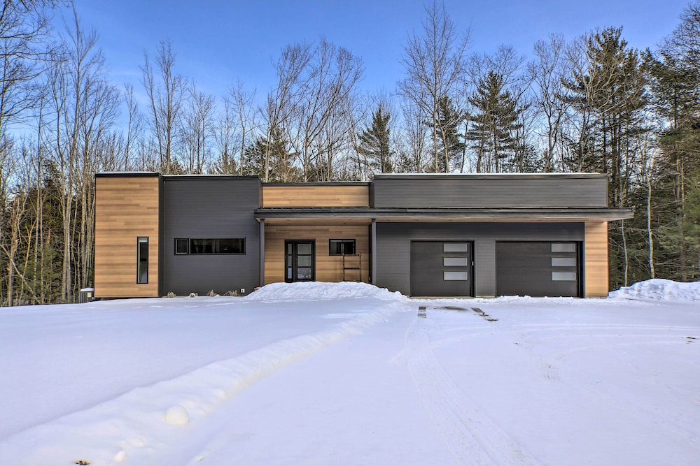 Michigan Ski Base Modern Home with Games Fire Pit — 4-Star Luxury Hotel in Traverse City, United States