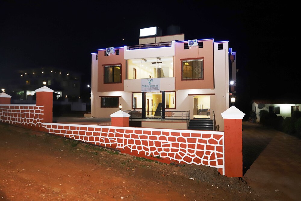 Hotel Valley Exotica — Wai