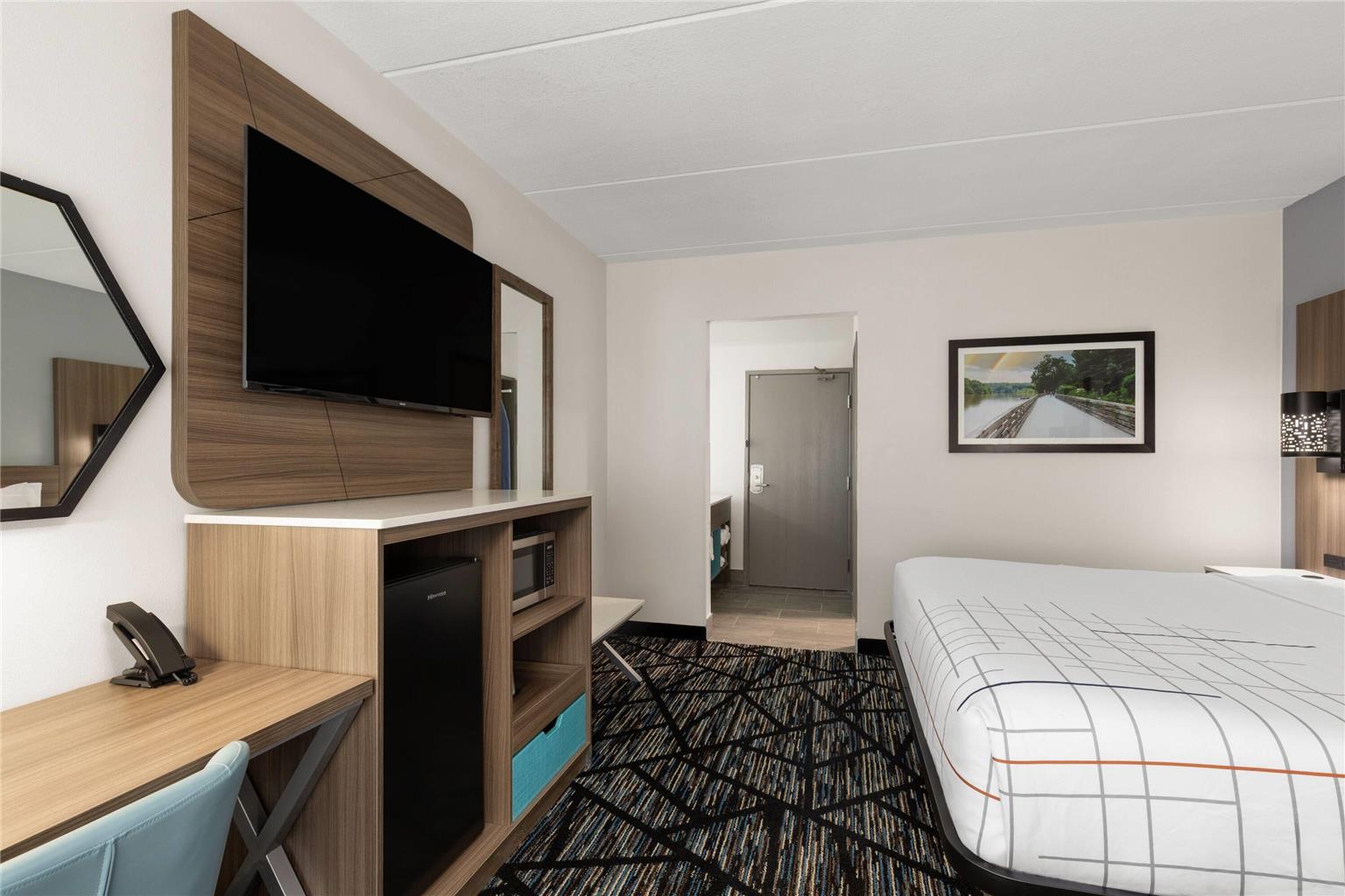 La Quinta Inn & Suites by Wyndham Atlanta Roswell - photo 30