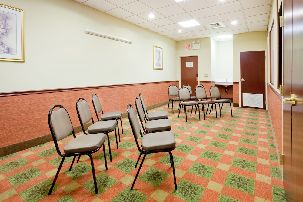 Holiday Inn Express & Suites Quakertown Allentown Area by IHG - photo 38