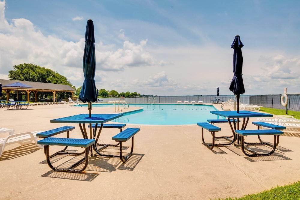 Lake Conroe Condo: Balcony Views & Pool Access — 4-Star Luxury Hotel in Willis, United States