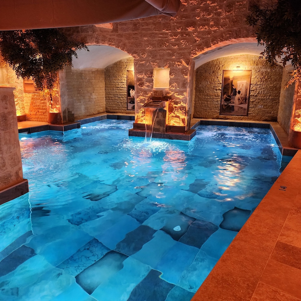 Fresco Cave Suites & Mansions