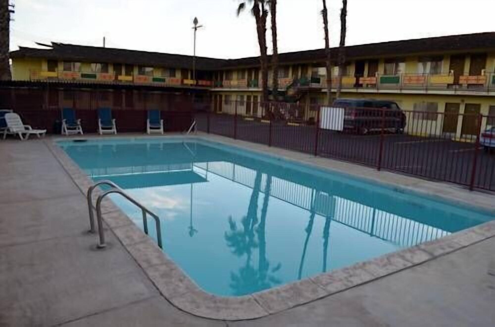 Tropics Motor Hotel - photo 25