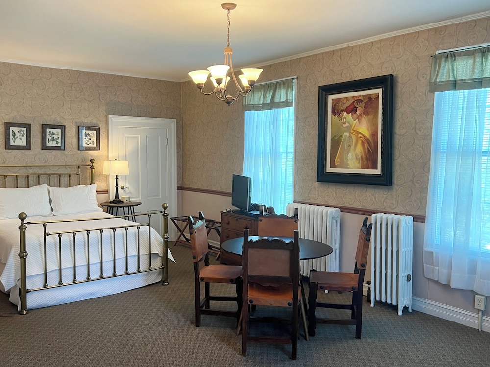 Rogues Harbor Inn - photo 20