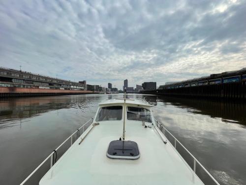 Süsses Motorboot Bremen Überseestadt in Bremen, Germany