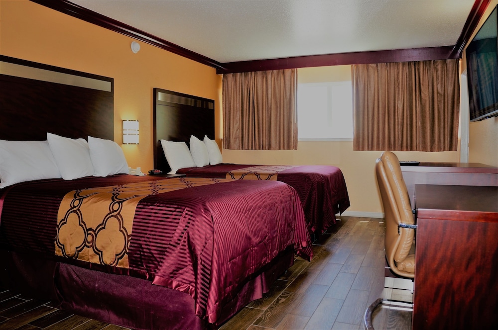 America's Deluxe Inn - photo 7