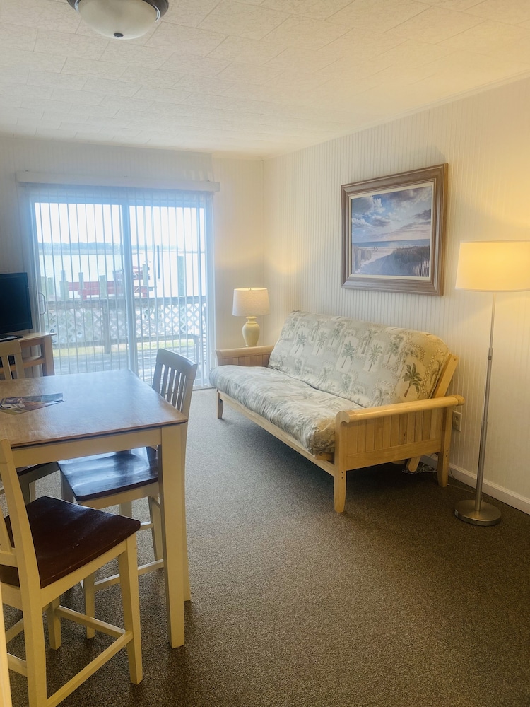 Snug Harbor Marina and Hotel - photo 7