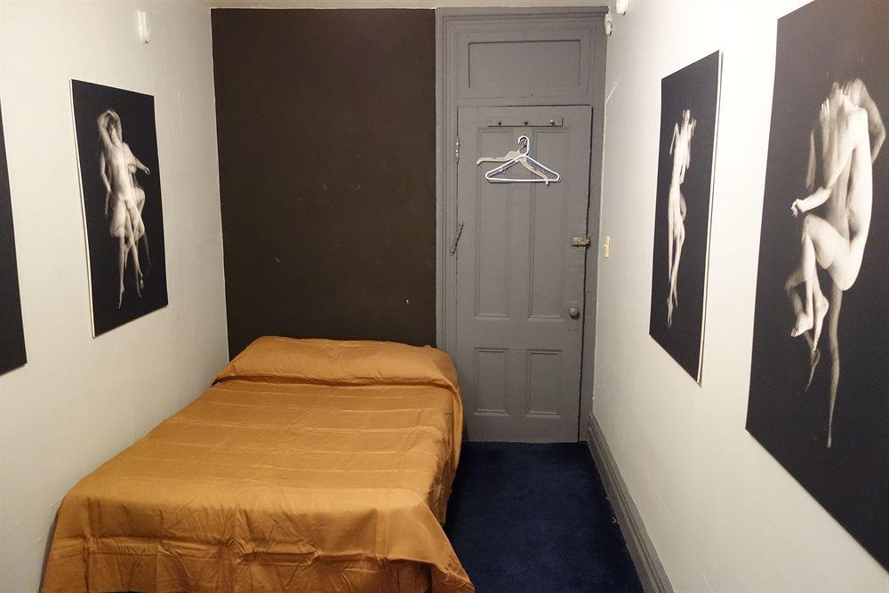 Carlton Arms Hotel - photo 20