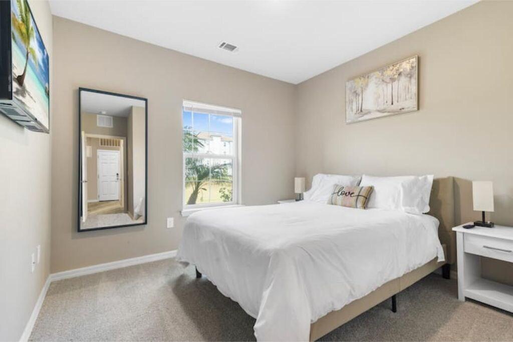 Sophisticated 3BD 2BA Retreat: Pool Gym Laundry — 4-Star Luxury Hotel in Melbourne, United States