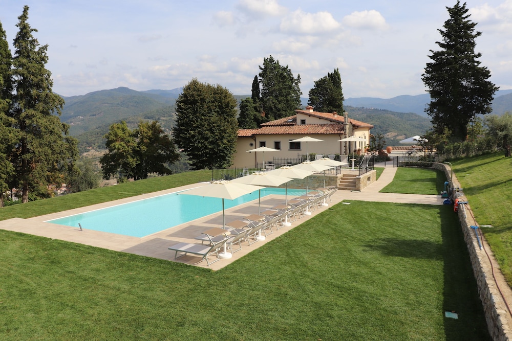 Borgo di Villa Cellaia Apartments with pool & SPA — 4-Star Luxury Hotel in Dicomano, Italy