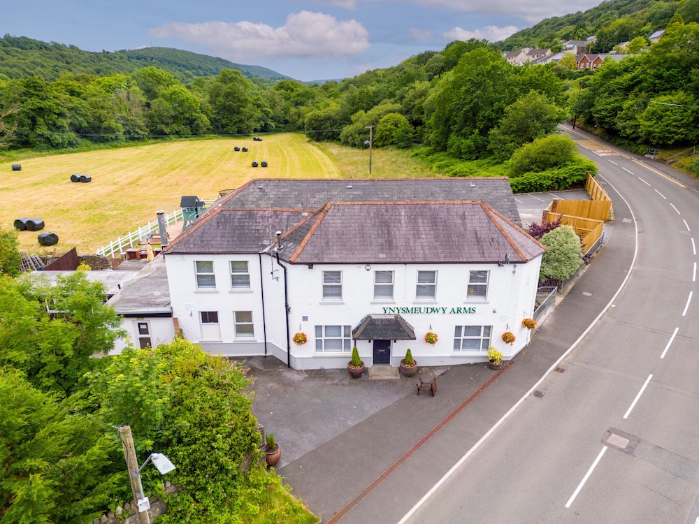 Ynys Arms — 4-Star Luxury Hotel in Swansea, United Kingdom
