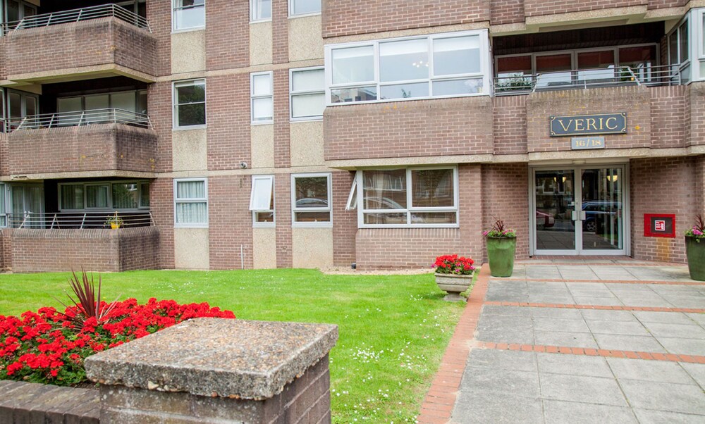 Brighton Getaways Spacious Studio Apt — 4-Star Luxury Hotel in Hove, United Kingdom
