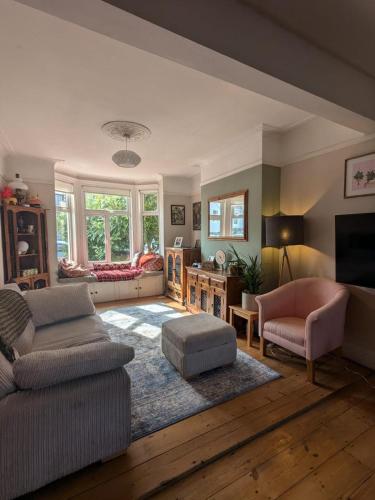 Central Location Garden Super King Bed Pets in Norwich, United Kingdom