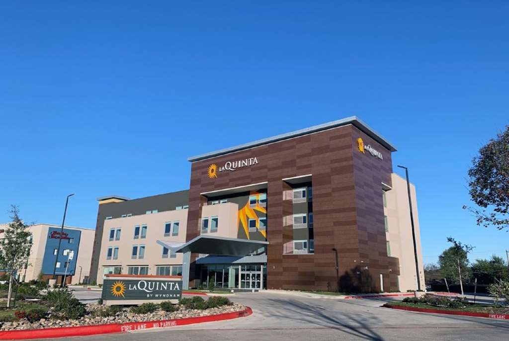 La Quinta Inn & Suites by Wyndham Dallas Fairpark - featured photo