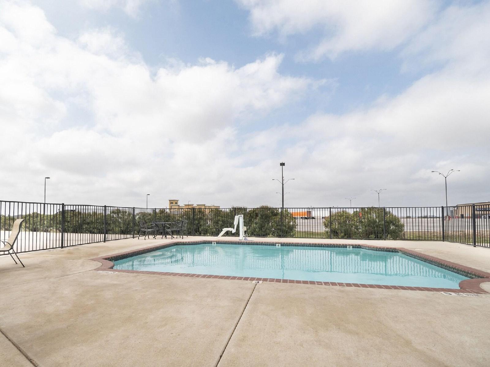 Oyo Hotel Pearsall I 35 West - photo 7