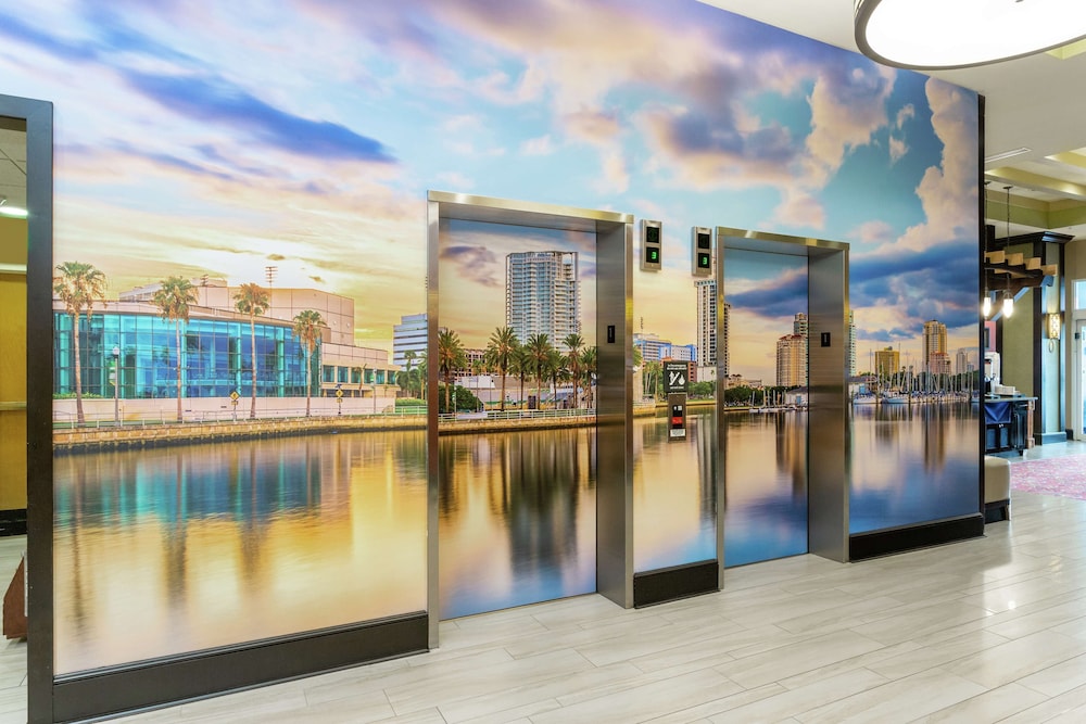 Hampton Inn & Suites St. Petersburg Downtown - photo 2