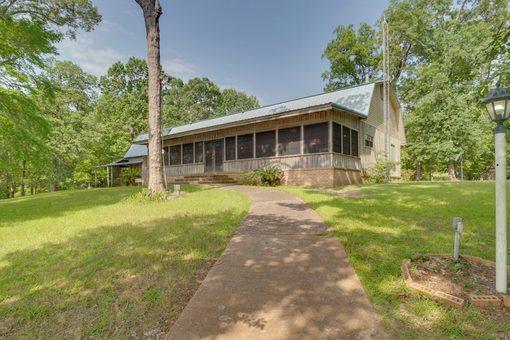 Beautiful Toledo Bend Retreat with Private Dock — hotel in Many