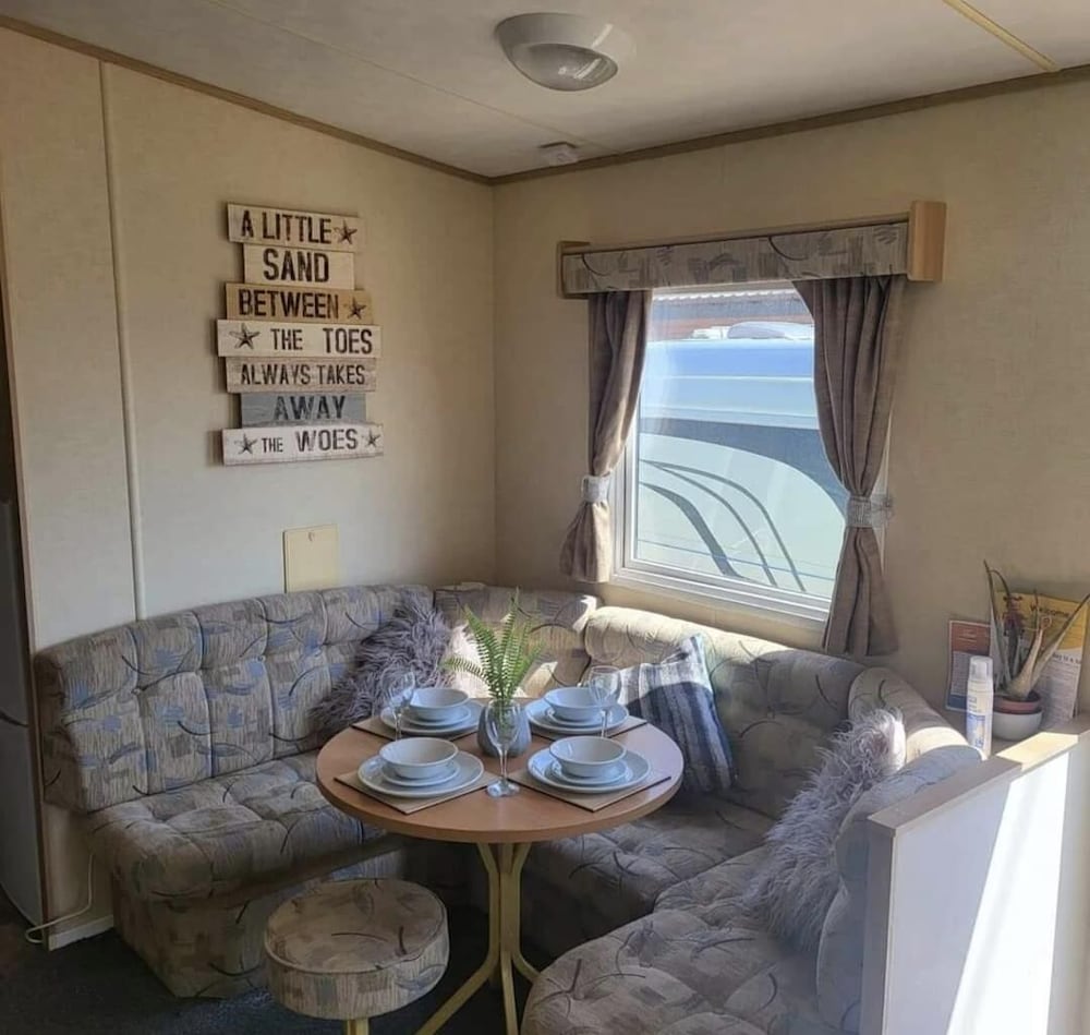 Warm and Snuggly 8 berth Static in Essex in Clacton-On-Sea, United Kingdom