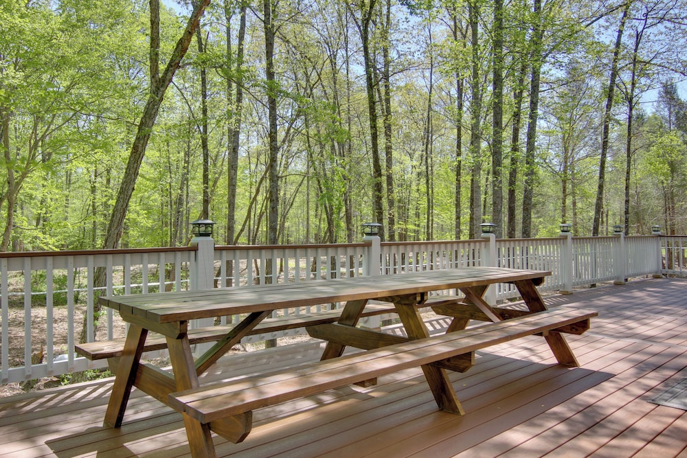 Riverfront Lake Lure Lodge with Fire Pit and Deck — 4-Star Luxury Hotel in Lake Lure, United States