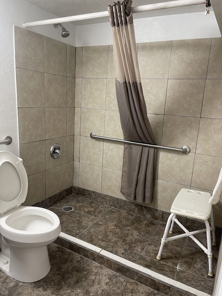 Regal 8 Inn & Suites - photo 16