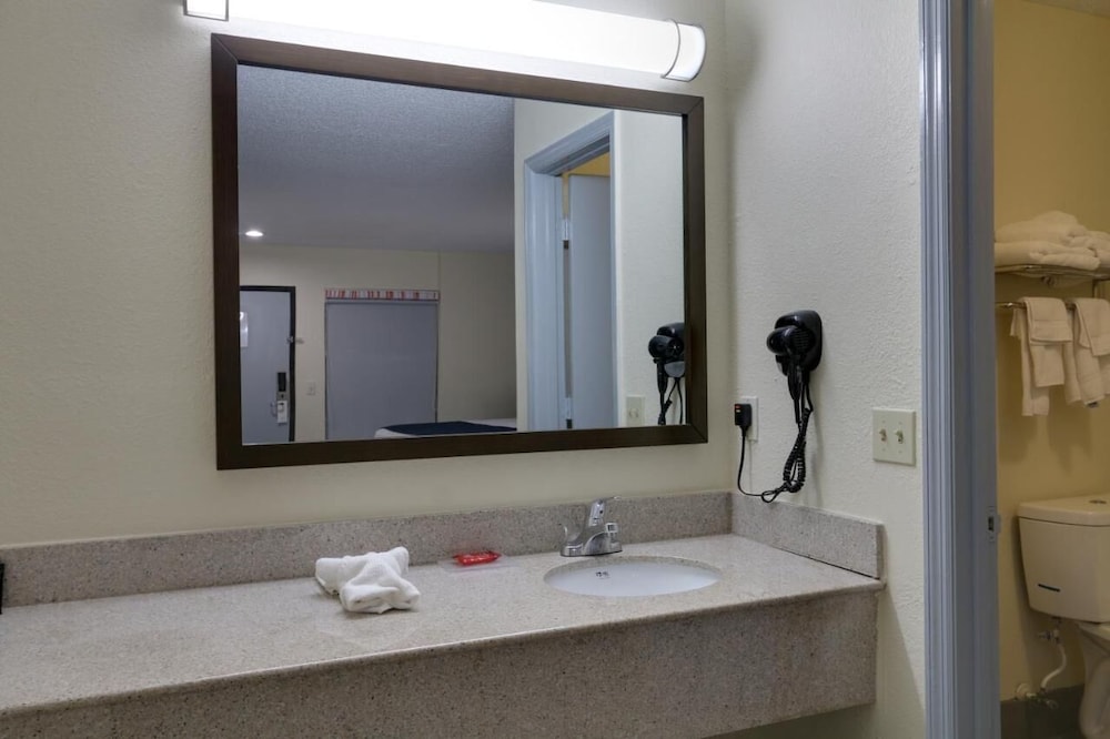 Baymont by Wyndham Ridgeland I 95 - photo 15
