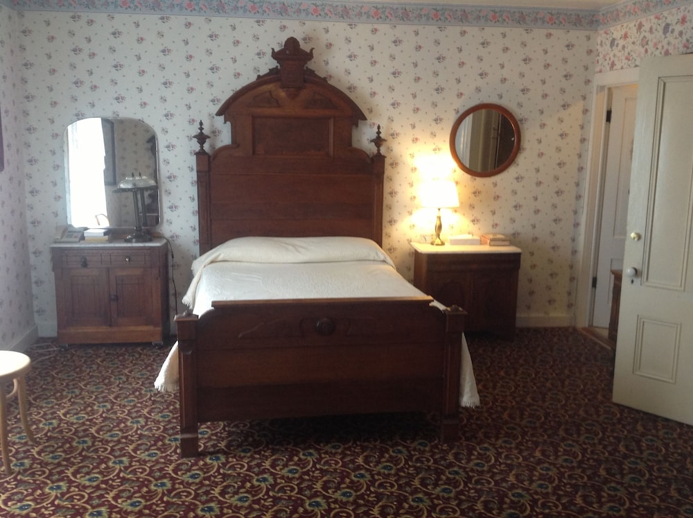Bridgeport Inn - photo 8