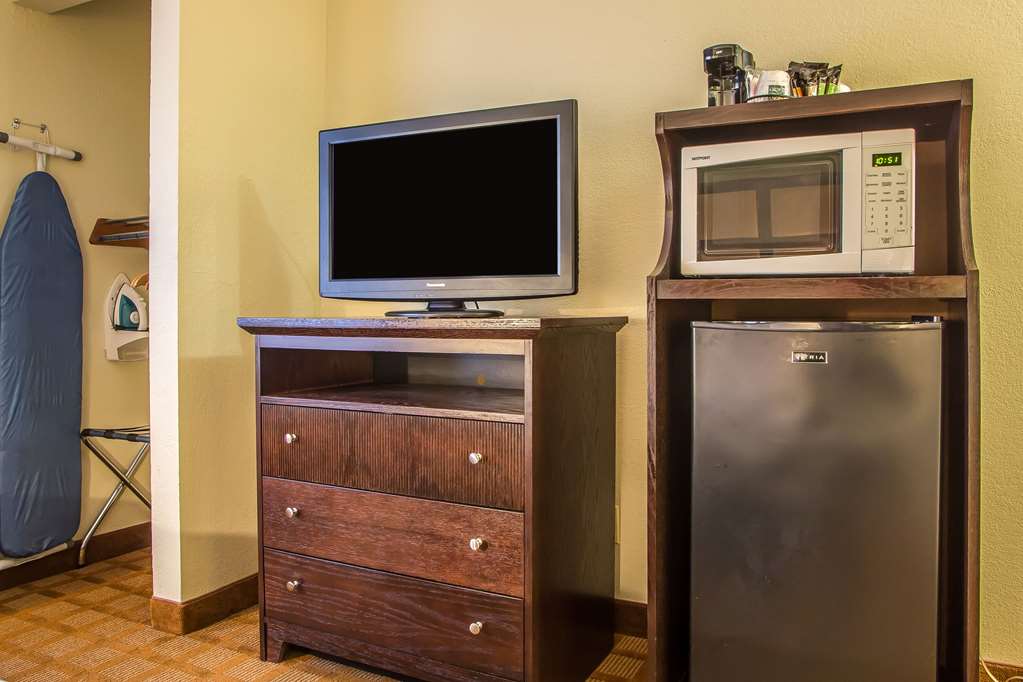 Quality Inn & Suites Marinette - photo 10