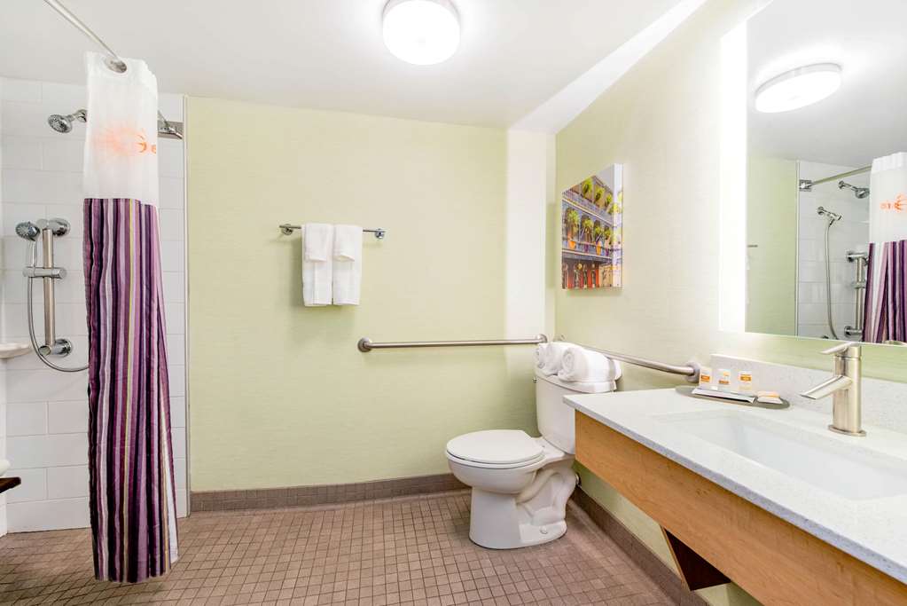 La Quinta Inn & Suites by Wyndham New Orleans Downtown - photo 42