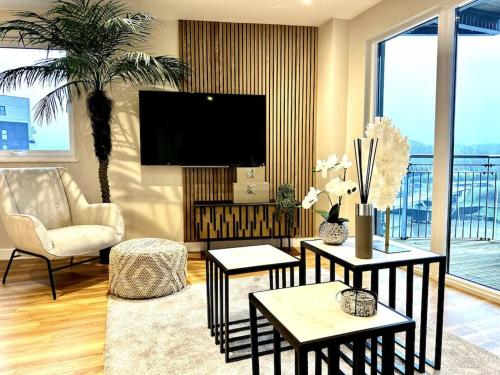 Exclusive Marina View Apartment Free Parking — 5-Star Luxury Hotel in Cardiff, United Kingdom