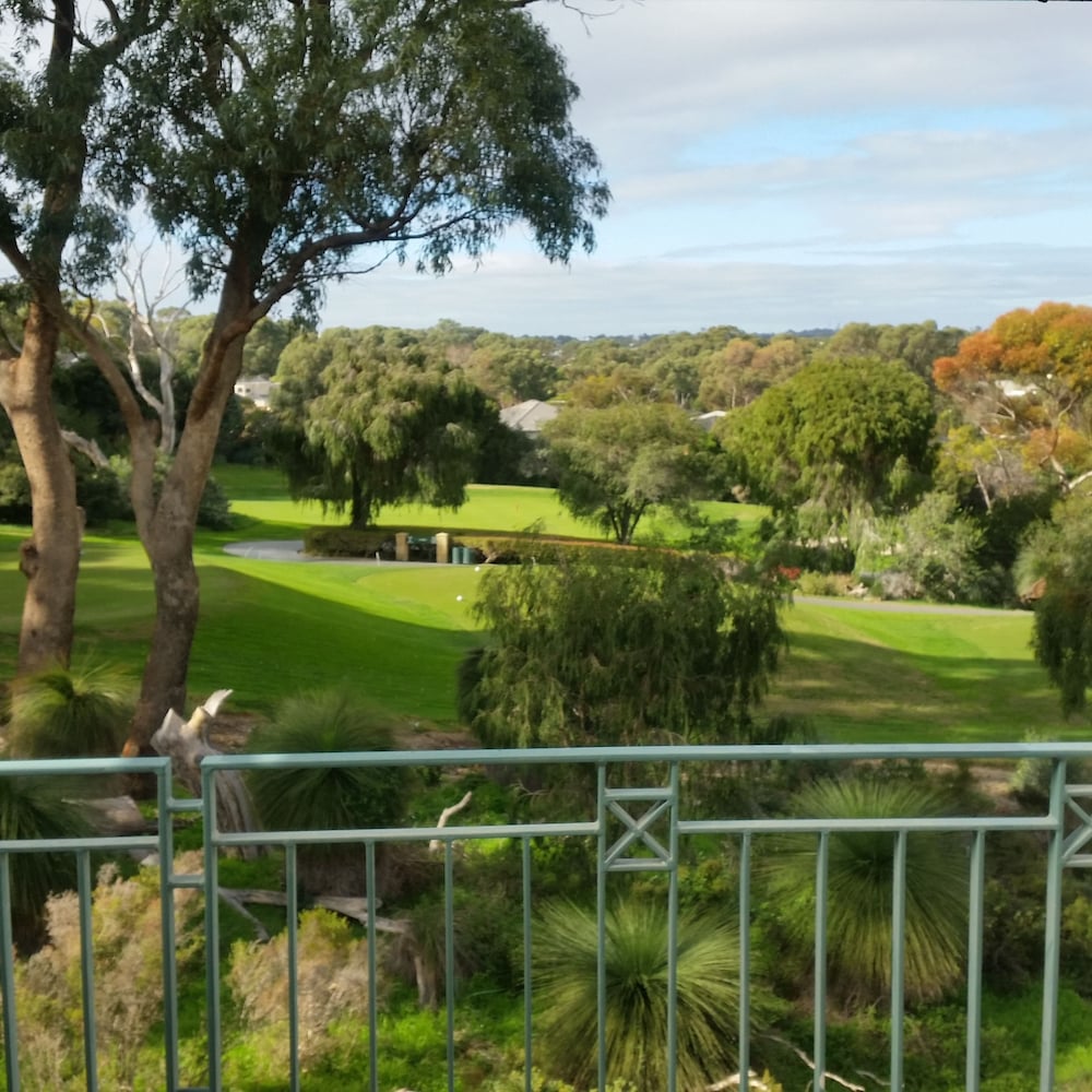 Joondalup Golf Retreat — 4-Star Luxury Hotel in Connolly, Australia