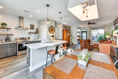 1 Mi to Old Town: Cheerful Bluffton Townhome — 4-Star Luxury Hotel in Bluffton, United States