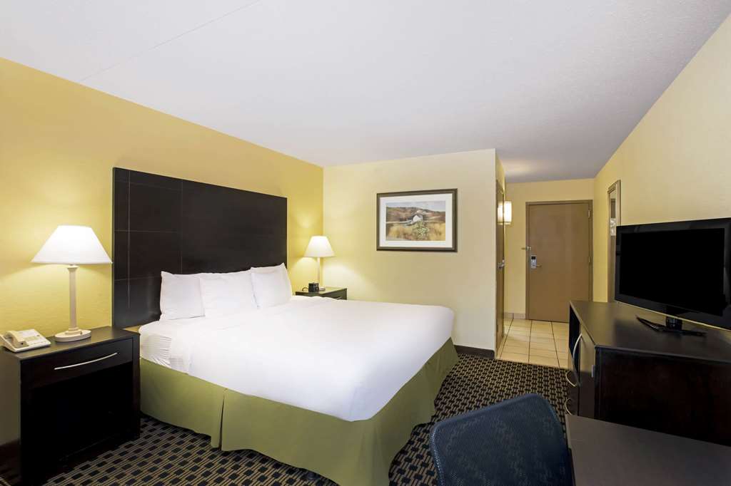 La Quinta Inn & Suites by Wyndham Salina - photo 32