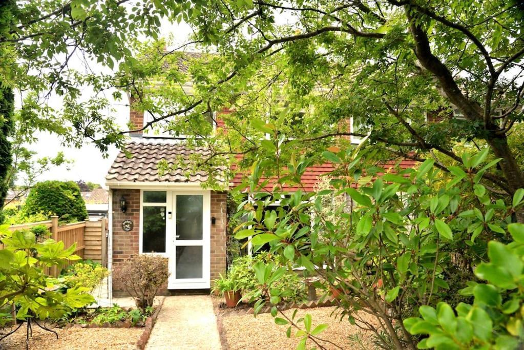 Cosy House a Train Spotter's Delight — 4-Star Luxury Hotel in Alresford, United Kingdom