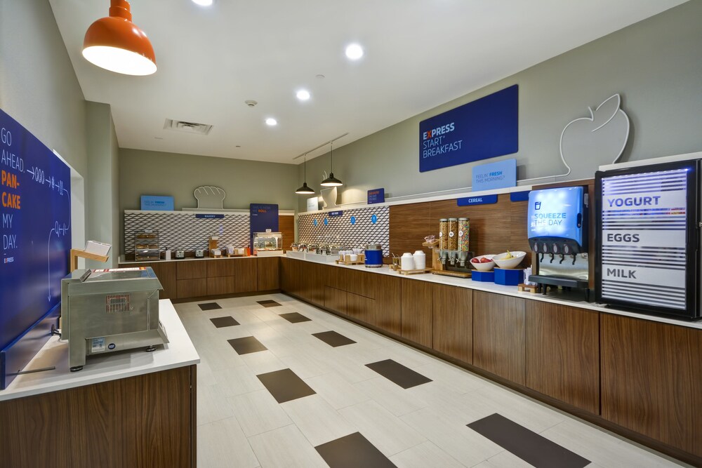 Holiday Inn Express & Suites Houston NASA Boardwalk Area by IHG - photo 32