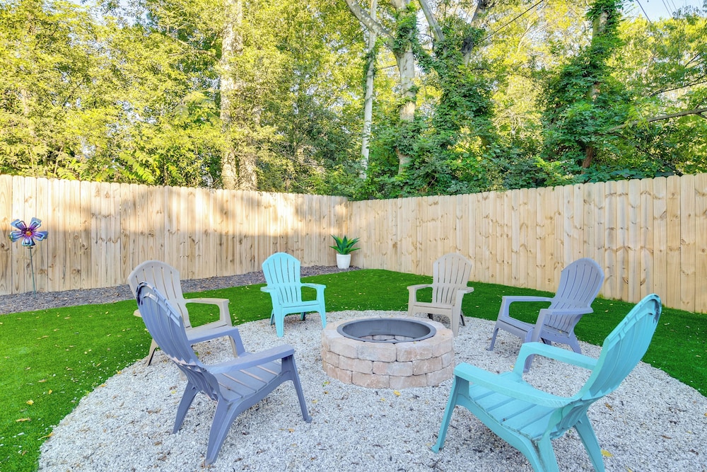 Greenville Escape with Deck and Fire Pit in Greenville, United States
