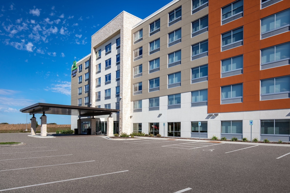 Holiday Inn Express & Suites Beloit by IHG - photo 45