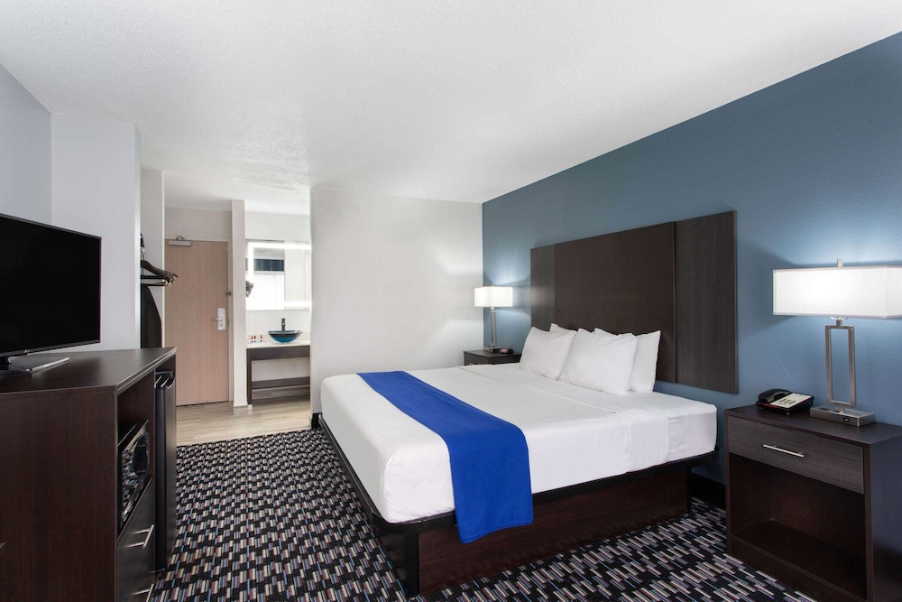Baymont by Wyndham Charlotte University - photo 11