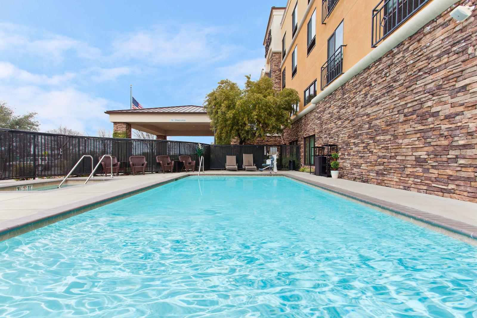 Hampton Inn & Suites Roseville - photo 2
