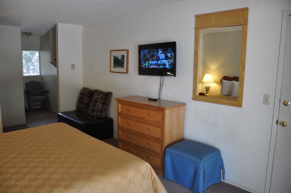Cedar Inn & Suites - photo 7
